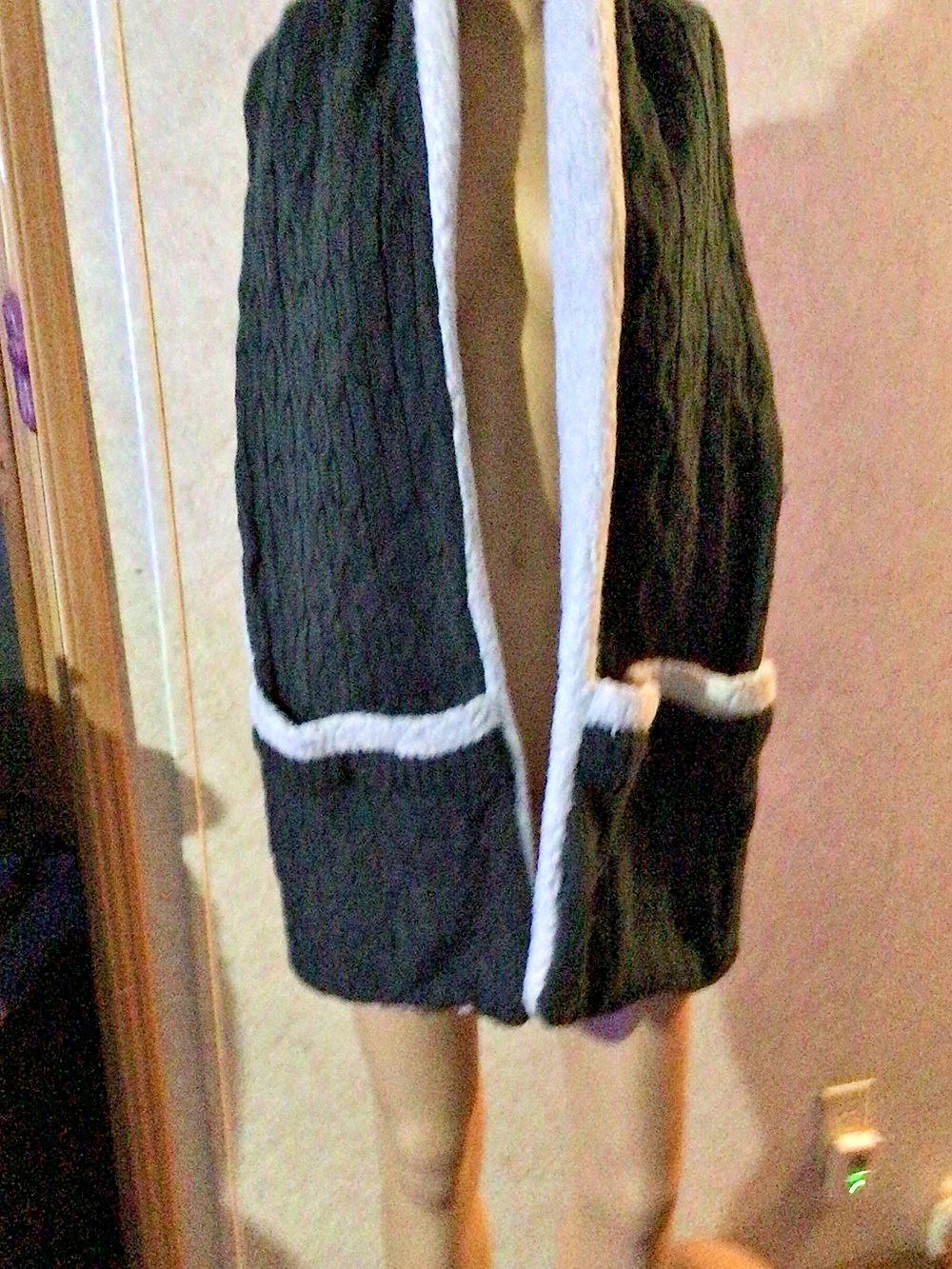 Women's Cable-Knit scarf in Black & White used
